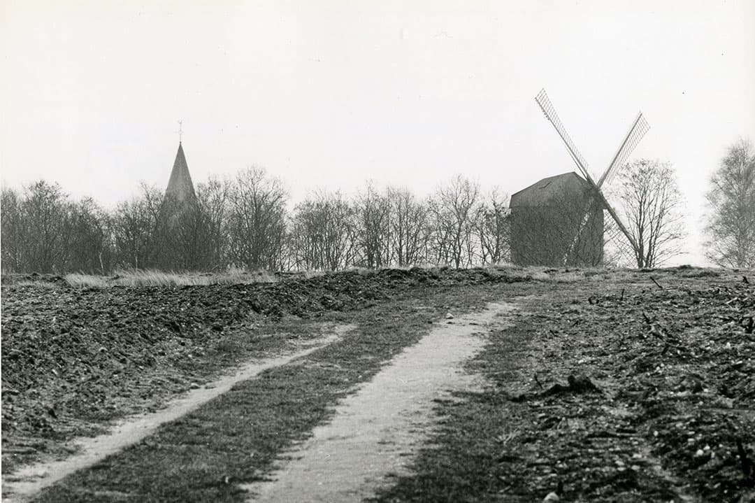 De torenmolen was een vast herkenningspunt van het dorp Zeddam en dat is nog steeds zo. De molen is namelijk bewaard gebleven en opengesteld voor bezoekers. Tegenwoordig malen molenaars er op vrijwillige basis graan. De molen is geen dwangmolen meer. - Foto: Misset