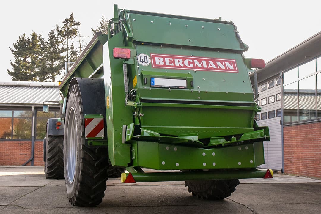 De enkelassige meststrooier heeft een bakbreedte die beperkt is tot 180 centimeter, omdat de banden naast de bak zijn gemonteerd in plaats van eronder. Van de achterkant is de V-vorm van de schijven goed zichtbaar. - Foto's: Bergmann