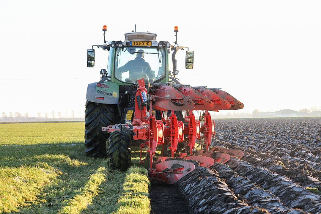 De vierschaarploeg hangt behoorlijk uit het midden van de trekker. Toch vertoont de ploegcombinatie onder de nette omstandigheden geen tekenen van scheeftrekken. Volgens Kuhn biedt de treklijnverstelling voldoende stelmogelijkheid om de denkbeeldige treklijn toch door het midden van de achteras te krijgen. - Foto's: Bob Karsten