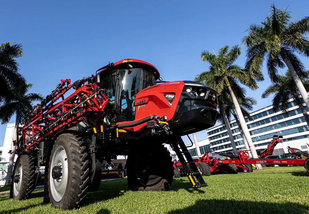CNH Industrial noemt deze Case IH Patriot-spuit een voorbeeld van hoe moderne techniek samenkomt in het productportfolio. Deze spuit is namelijk voorzien van zowel een Raven-spuitdoppensysteem en -stuursysteem, als van Augmenta realtime Ai-vision. - Foto's: CNH Industrial.