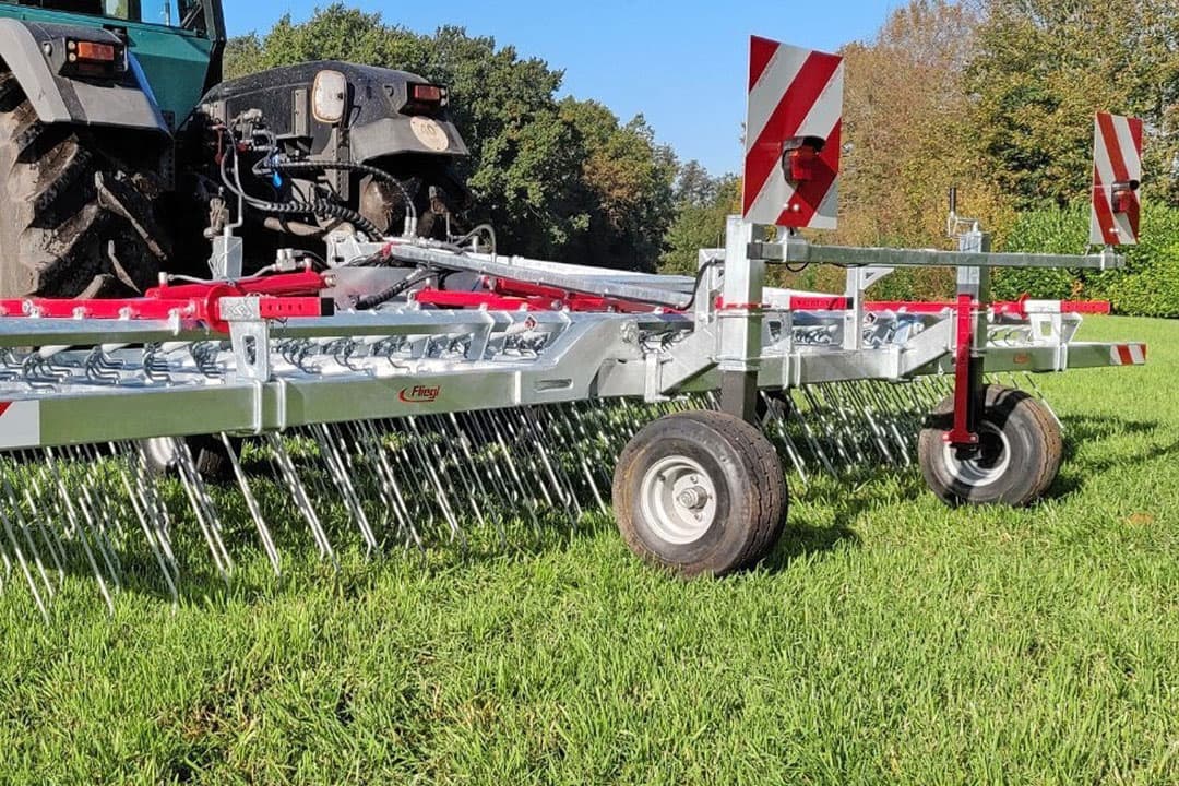 De Striegel STR 610 van Fliegl heeft een werkbreedte van 6,10 meter; opgeklapt in transport is de eg 2,50 meter breed. - Foto: Fliegl