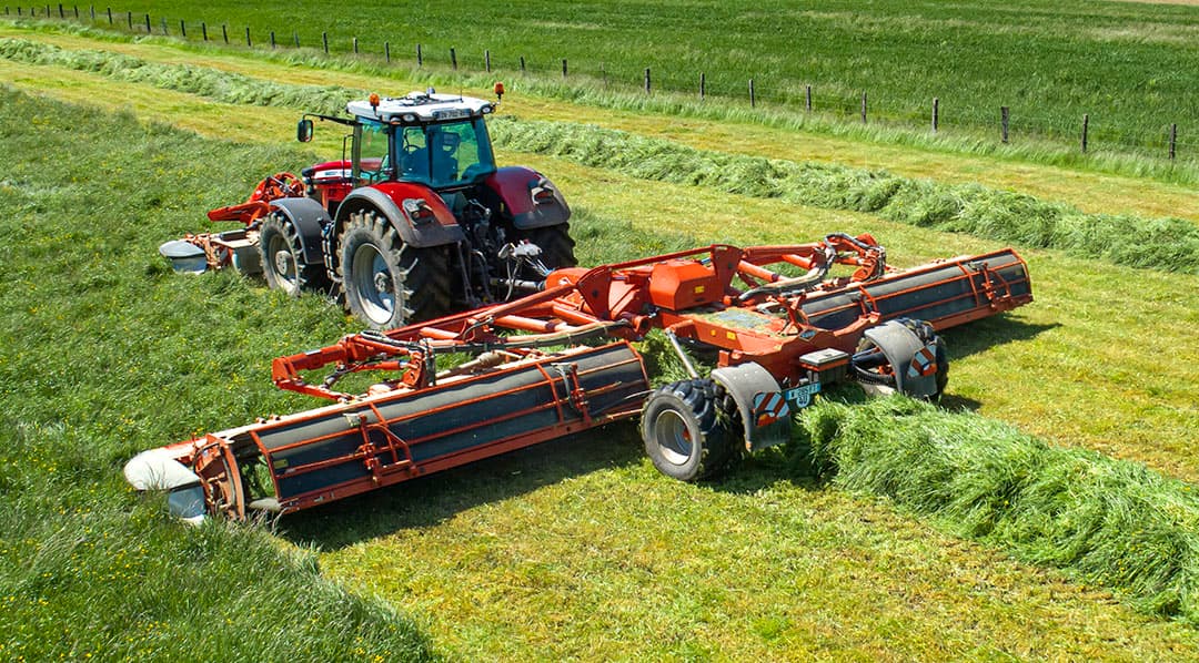 De nieuwe Kuhn-maaier bestaat uit twee maaidelen die gemonteerd zijn op een getrokken onderstel. In totaal maait de machine zo tot 13,40 meter breed. - Foto's: Kuhn.