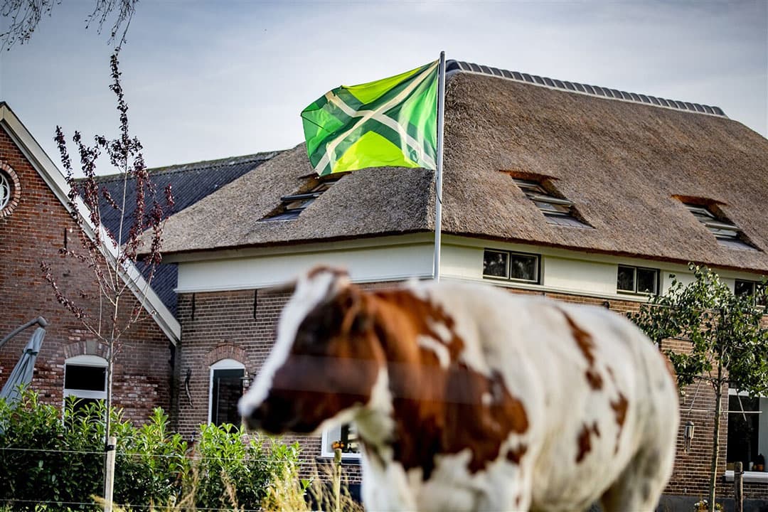 De regie over de boerenerven kan wel tijdelijk elders liggen, maar hoort weer snel thuis bij de ondernemers. - Foto: ANP