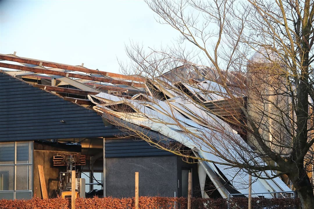 De storm heeft vrijdagavond in het Drentse Gasselternijveen het dak van een schuur bij de boerderij van boerin Agnes Lensing uit Boer zoekt Vrouw weggeblazen. Er raakte niemand gewond, maar de schade is groot. - Foto: ANP