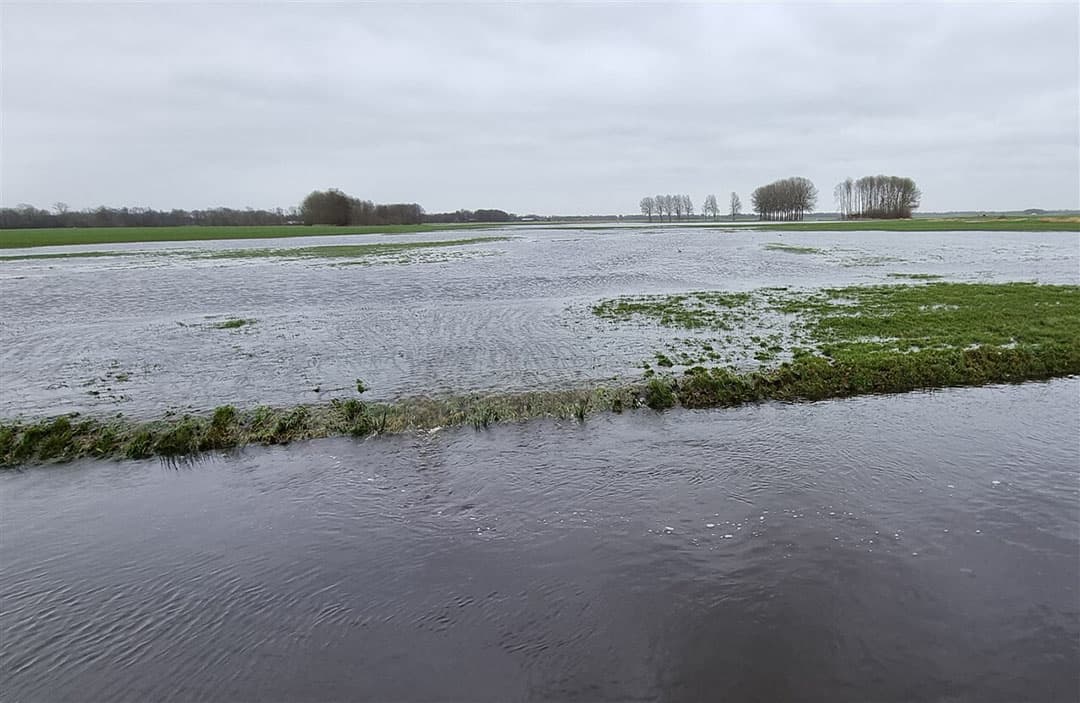 Wateroverlast bij het Drentse Dieverbrug. Boeren in Drenthe hebben plaatselijk wateroverlast vanwege de grote hoeveelheden neerslag die in stormtijd naar beneden kwam. - Foto: ANP