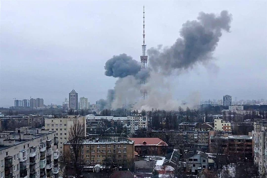 Raketaanval door Rusland op TV-toren in Kyiv. - Foto: ANP