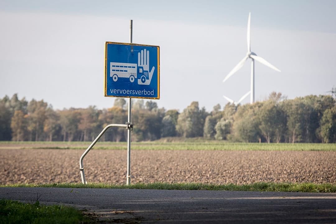 Bord van het vervoersverbod bij Zeewolde (Fl.). Aan beide kanten van het Veluwemeer en iets ten zuiden daarvan zijn veel besmettingen met vogelgriep. - Foto: Koos Groenewold