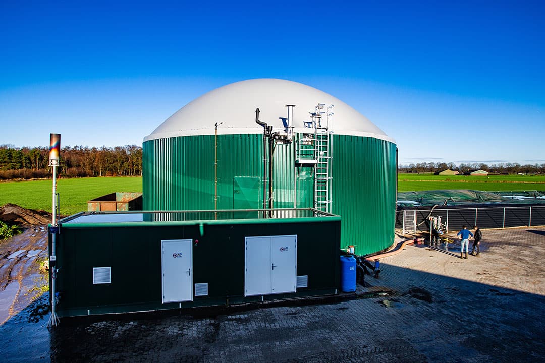 Biogasinstallatie op het erf van een melkveehouder. - Foto: Ronald Hissink