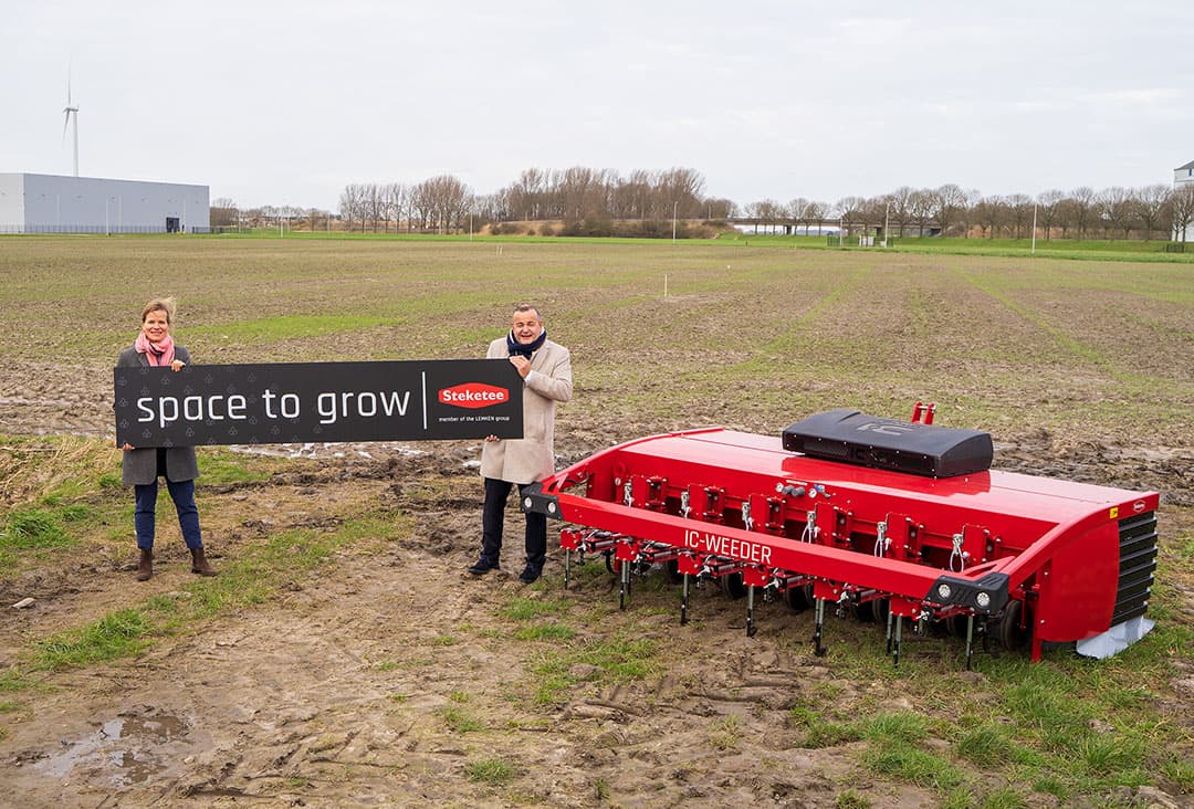 Volgens Lemken is er wereldwijd een grote vraag naar schoffelapparatuur en daarom is een nieuwe fabriek nodig. Links staat Nicola Lemken en rechts Anthony van der Ley. - Foto: Lemken.