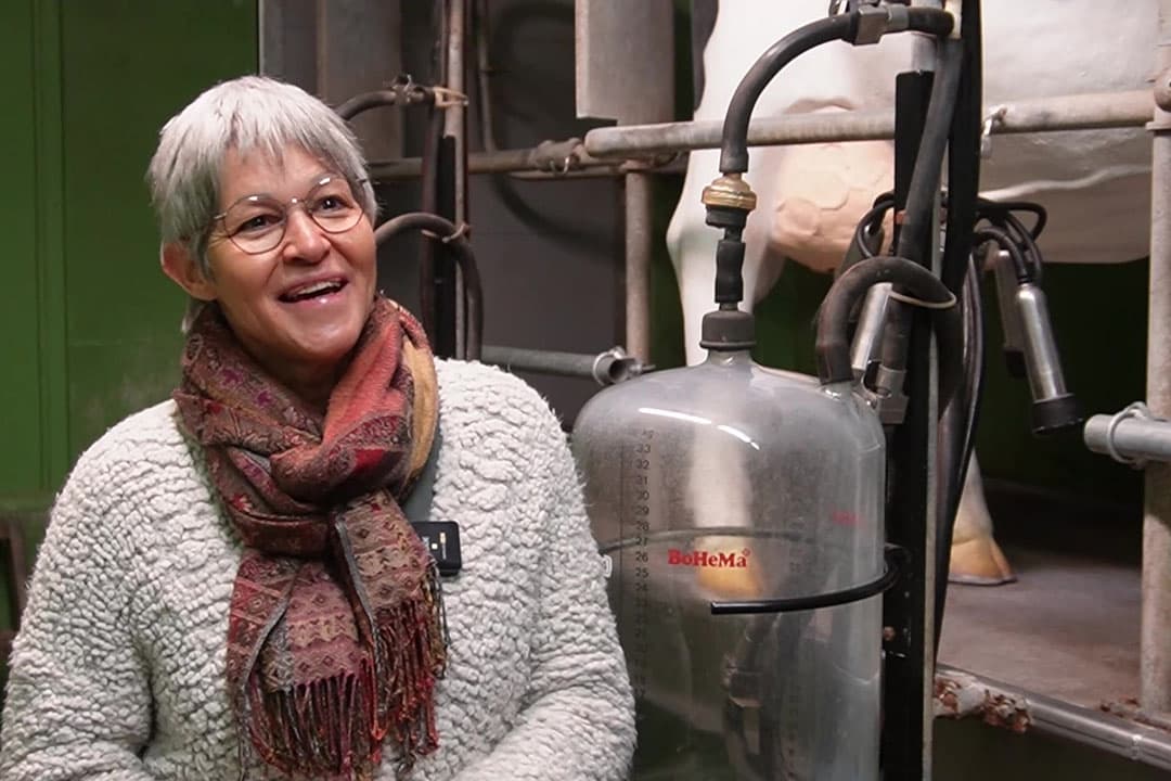 Yolanda del Prado in de oude melkstal die nu is omgetoverd tot een escaperoom. - Foto: Rachel Henst