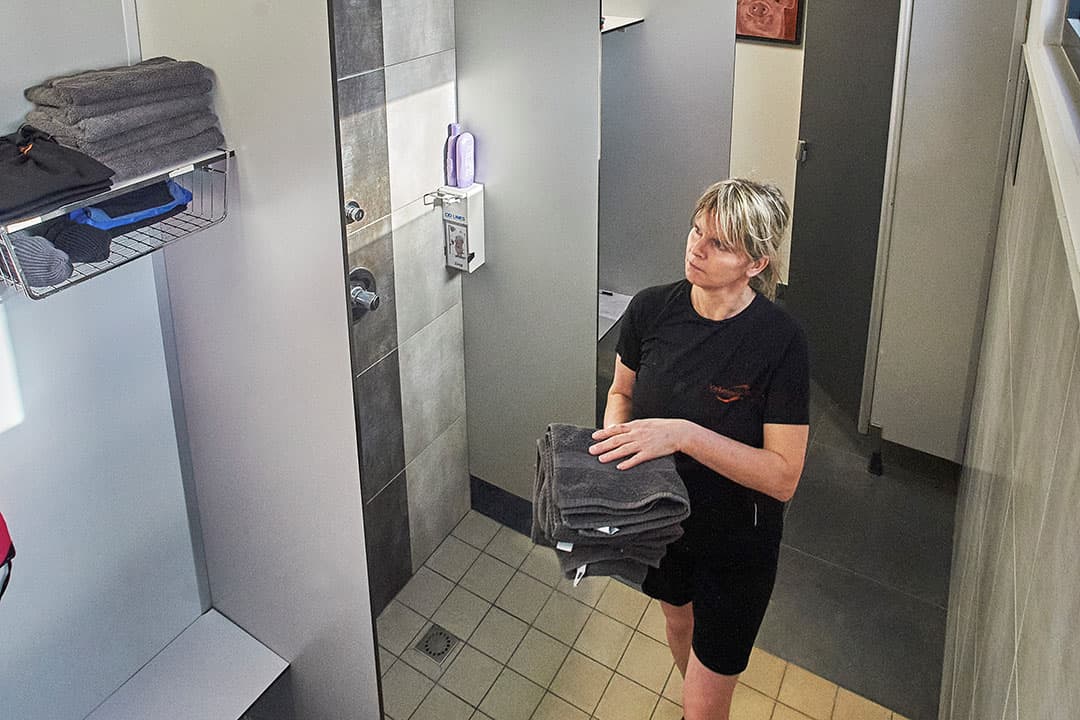 Hygiensluis bij familie Hendrikx in Lottum (L.). De varkenshouders hebben de hygiénesluis piekfijn in orde. Ze hebben in 2021 de 'douche award' gewonnen. - Foto: Van Assendelft Fotografie
