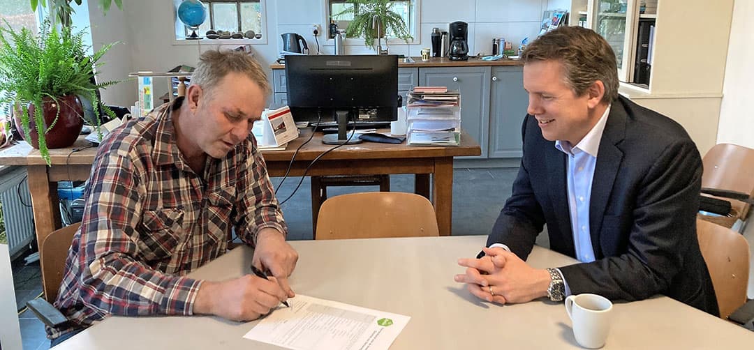 Avebe-lid Erik Emmens (l) en Avebe-CEO David Fousert tekenen het contract over groene-stroomcertificaten die Emmens gaat verkopen aan Avebe. - Foto: Avebe