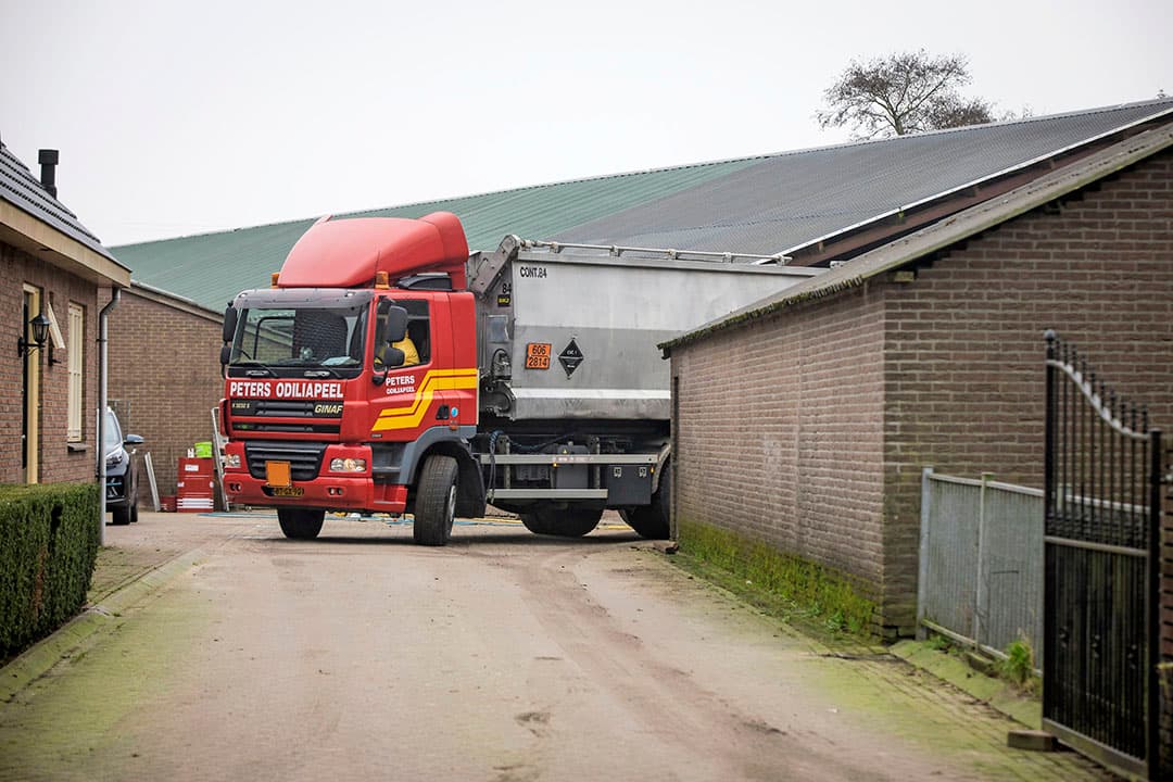 Ruiming van een eendenvermeerderingsbedrijf in Ede wegens hoogpathogene vogelgriep. De uitbraak leidde tot een vervoersverbod voor levend pluimvee in de gehele regio 10. - Foto: Koos Groenewold