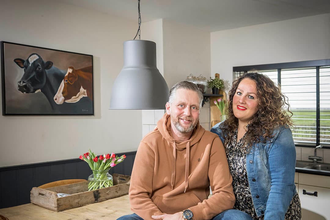 Kees Lekkerkerk (53) en Eline Antonides (36) wonen in Swifterbant (Fl.) Kees runt het gemengde bedrijf met 70 koeien en 35 stuks jongvee op 65 hectare land, Eline is 3,5 dag per week docent Veehouderij bij Aeres in Dronten en heeft een theeschenkerij. Daarnaast is ze voorzitter van de groep Vrouw & Bedrijf (LTO) Flevopolder. Ze ontvangen ook groepen voor boerderij-educatie. Ze hebben een samengesteld gezin met zes kinderen: Dorien (19), Merel (17), Marloes (12), de tweeling Anne en Martin (9) en Carlijn (1,5). - Foto's: Koos Groenewold