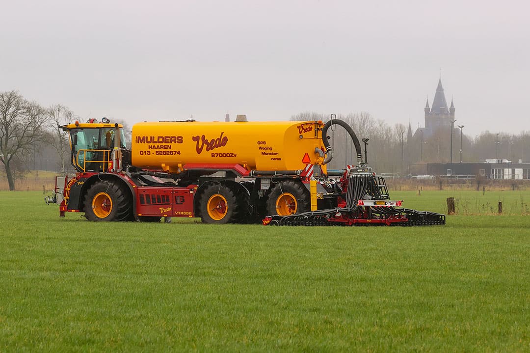 Loonbedrijf Mulders in Haaren (N.-Br.) kan mest alleen op de hoge percelen uitrijden. - Foto: Bert Jansen