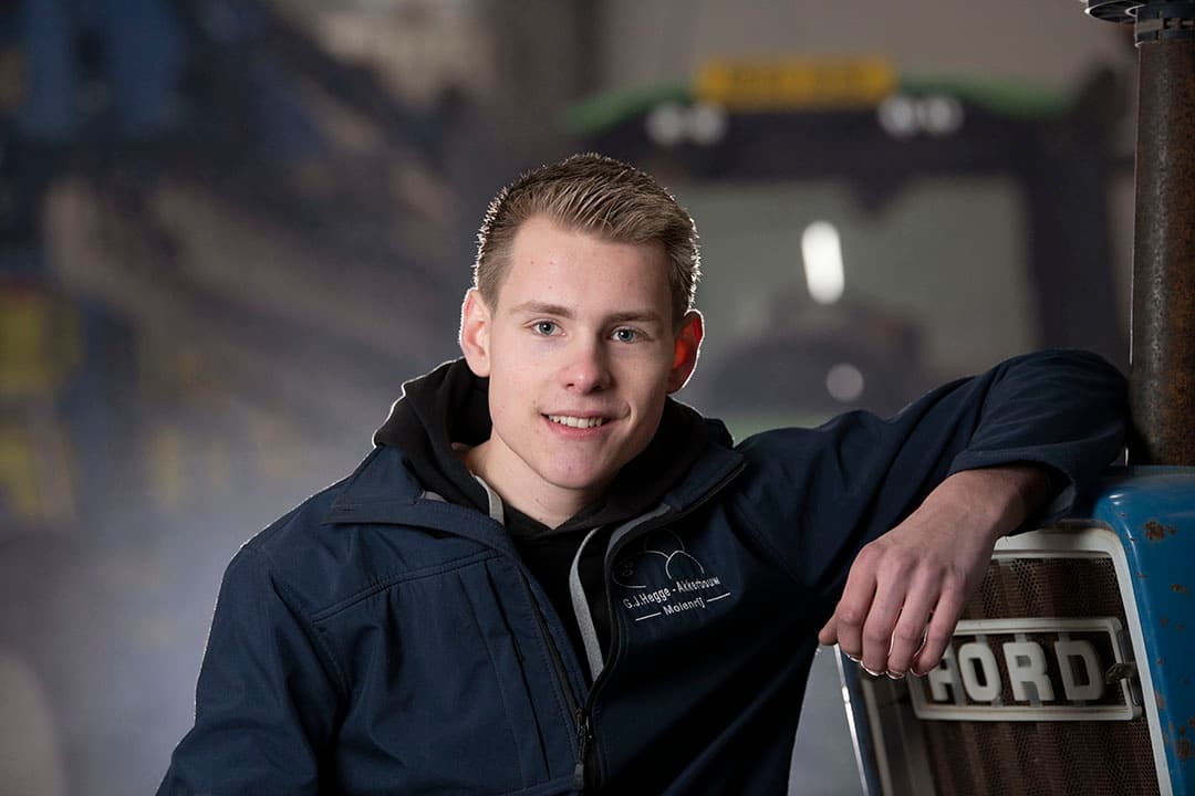 Jurjen Hegge (21) woont in Molenrij (Gr.). Het ouderlijk akkerbouwbedrijf omvat 130 hectare. - Foto's: Mark Pasveer