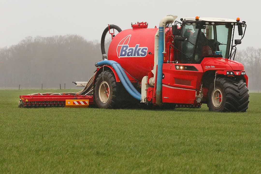 Soms kunnen kleine aanpassingen aan de techniek voor het uitrijden van mest bijdragen in de vermindering van de ammoniakuitstoot. - Foto: Hans Prinsen