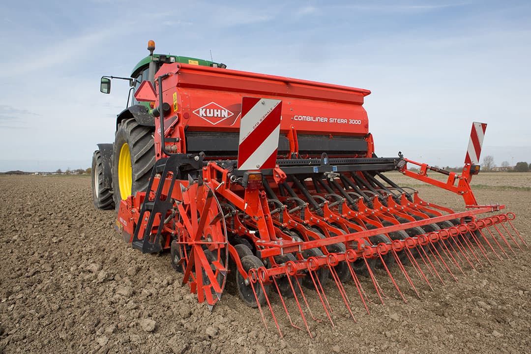 Zaaien van zomertarwe. Hoge graanprijzen maken de keus voor graan om de laatste hectares te vullen wat eenvoudiger. - Foto: Peter Roek