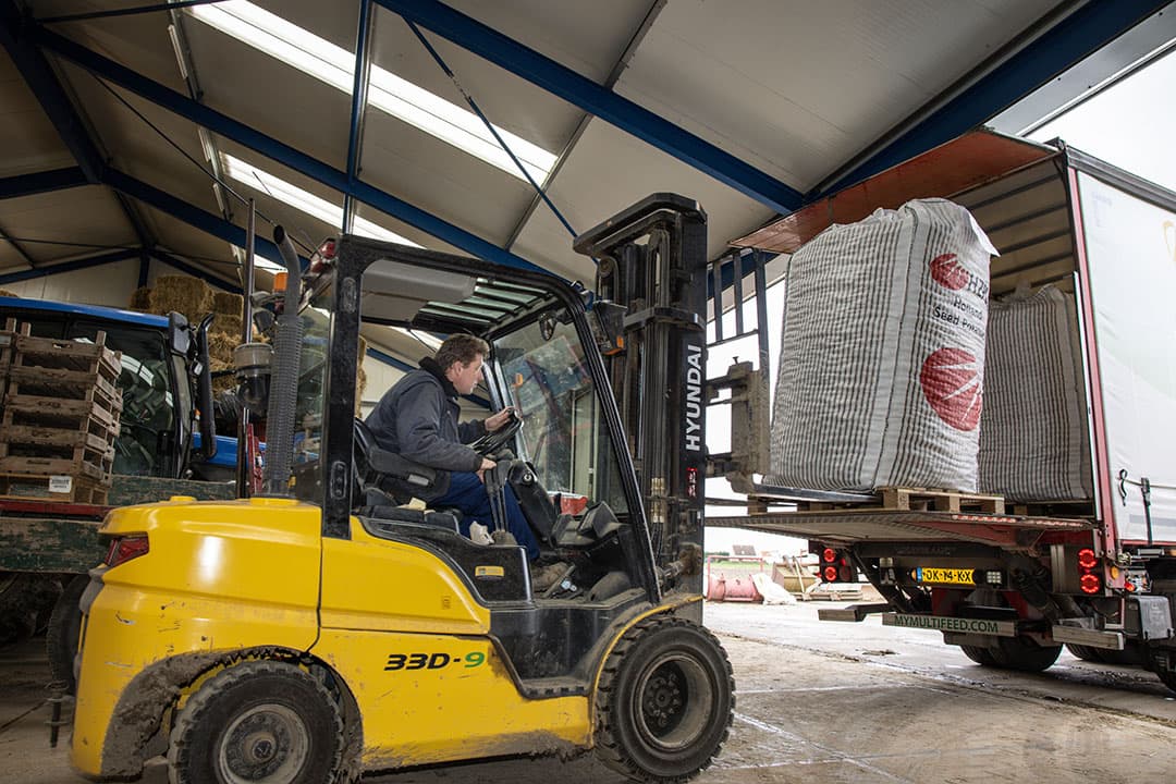 Een vracht pootaardappelen komt aan bij de consumptieteler. Het beste is om de pootaardappelen eerst twee dagen te laten acclimatiseren. Zet ze in een ruimte met voldoende lucht. - Foto's: Peter Roek
