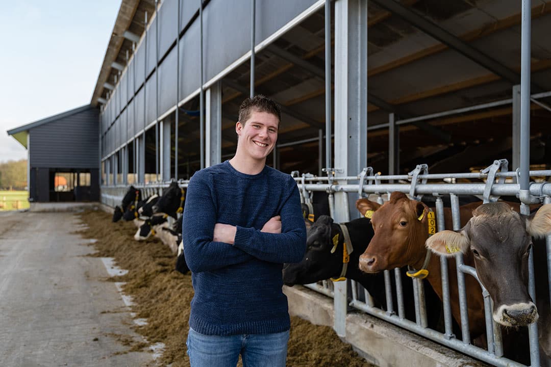 Gertjan Schouten (21) zit in maatschap met de familie Smeenk. Ze houden in het Friese Makinga 185 melkkoeien, daarnaast is er een zuiveltak.