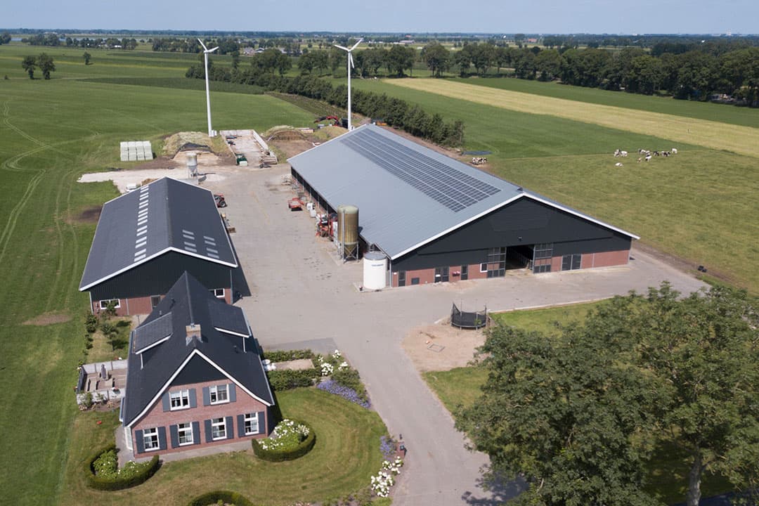 Maatschap Visscher plaatste afgelopen augustus twee windmolens op het erf. - Foto: Koos Groenewold