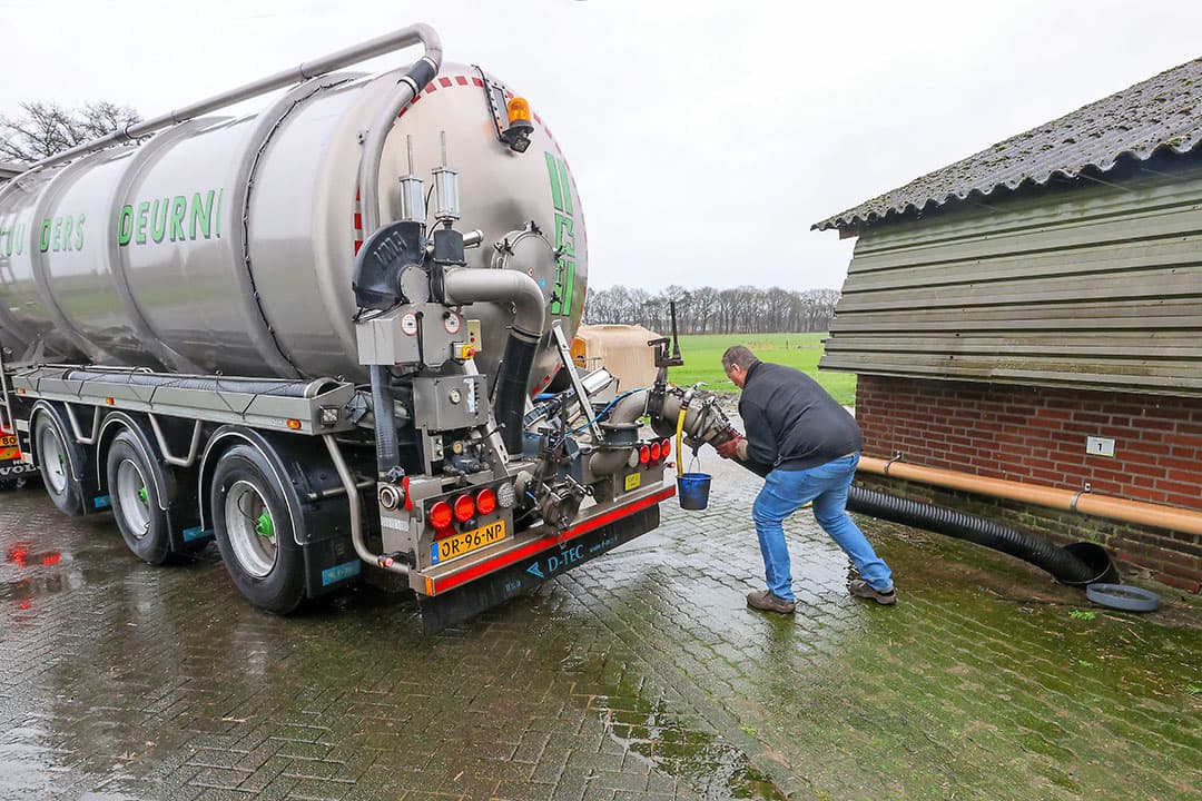 Loonbedrijf Kuunders haalt mest op bij één van de bij Kumac aangesloten varkensbedrijven. - Foto: Bert Jansen