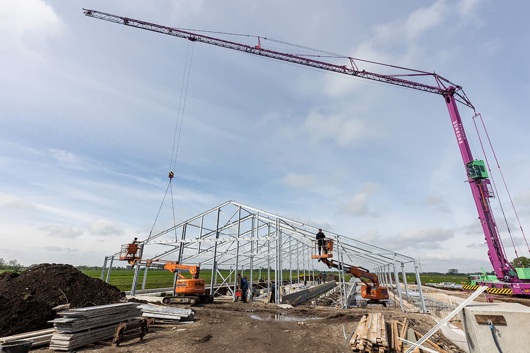 Nieuwbouw van een stal. - Foto: Herbert Wiggerman