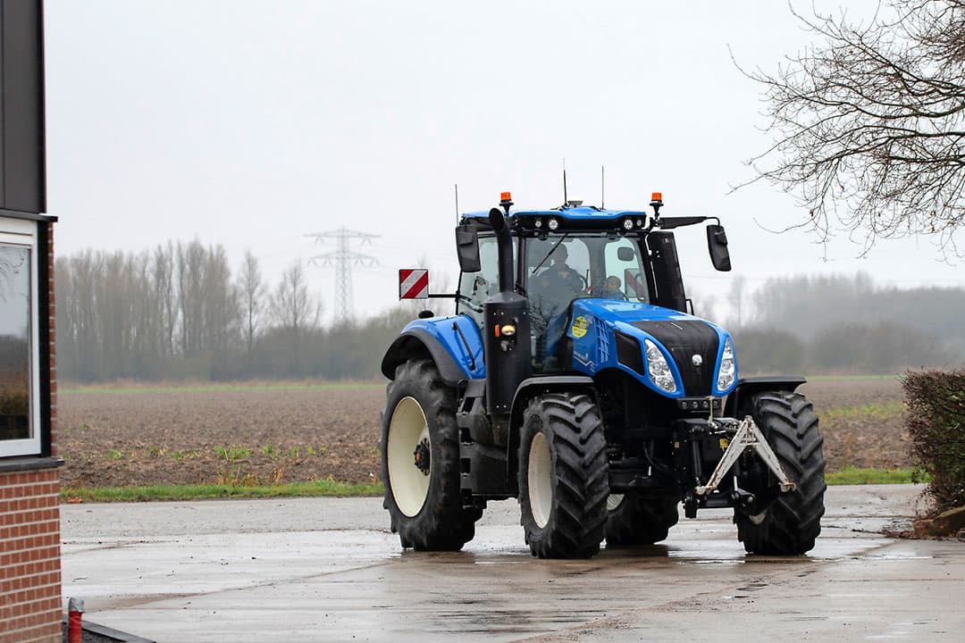 Opvallende uiterlijke veranderingen zijn er weinig. De kenner merkt de nieuwe bestikkering, spatborden en het dak-design op. Onder dit dak is de GPS-module geïntegreerd en er is meer ruimte voor verlichting. De T8 Genesis biedt met het volledige lichtpakket 30% meer licht dan zijn voorganger. - Foto's: Jacco van Erkelens
