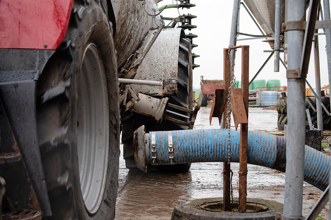 Bemesten is voor velen een van de mooiste klussen van het seizoen. Voor sommigen onder ons ook nog eens een sportieve klus door het vele uit- en instappen. Daarmee verlies je stiekem toch flink wat tijd. Een simpele oplossing hiervoor is er in de vorm van een hydraulische slangaansluiter. - Foto's: Jacco van Erkelens