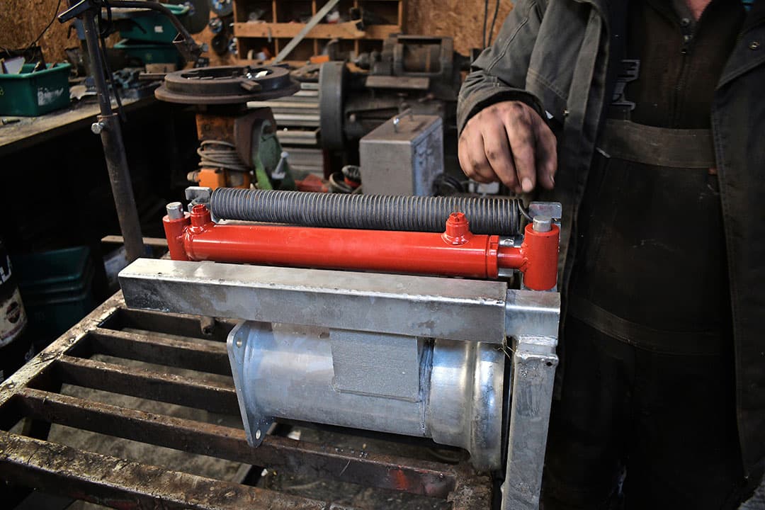 Wanneer de aansluiter terugkomt van het galvaniseren, komen er een op maat gemaakte cilinder en een trekveer op. Die trekveer zorgt ervoor dat de vork automatisch intrekt als je het ventiel drukloos zet. Zo voorkom je dat je per ongeluk de afsluiter opent tijdens het hydraulisch intrekken van de vork na het vullen.