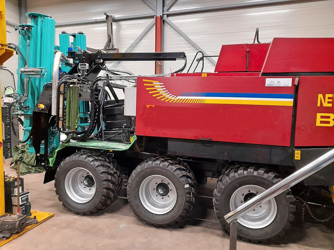 Geurt en Ben de Vries bouwde in 2020 onder de naam Baliwrap een perswikkelcombinatie voor grote balen, en hebben nu een vernieuwde versie klaar die geschikt zou zijn voor commerciële verkoop. - Foto’s: Baliwrap.