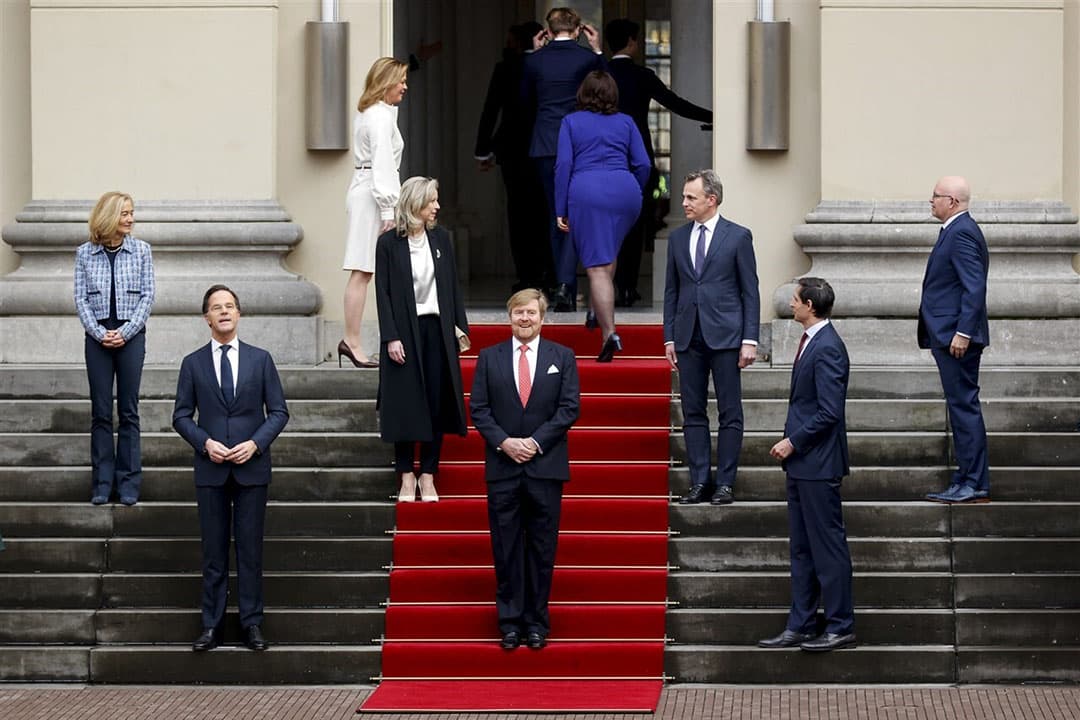 Het nieuwe kabinet-Rutte IV op het bordes van Paleis Noordeinde. Linksboven de nieuwe minister voor Natuur en Stikstof Christianne van der Wal. Rechts Henk Staghouwer, de minister van LNV. Foto: ANP