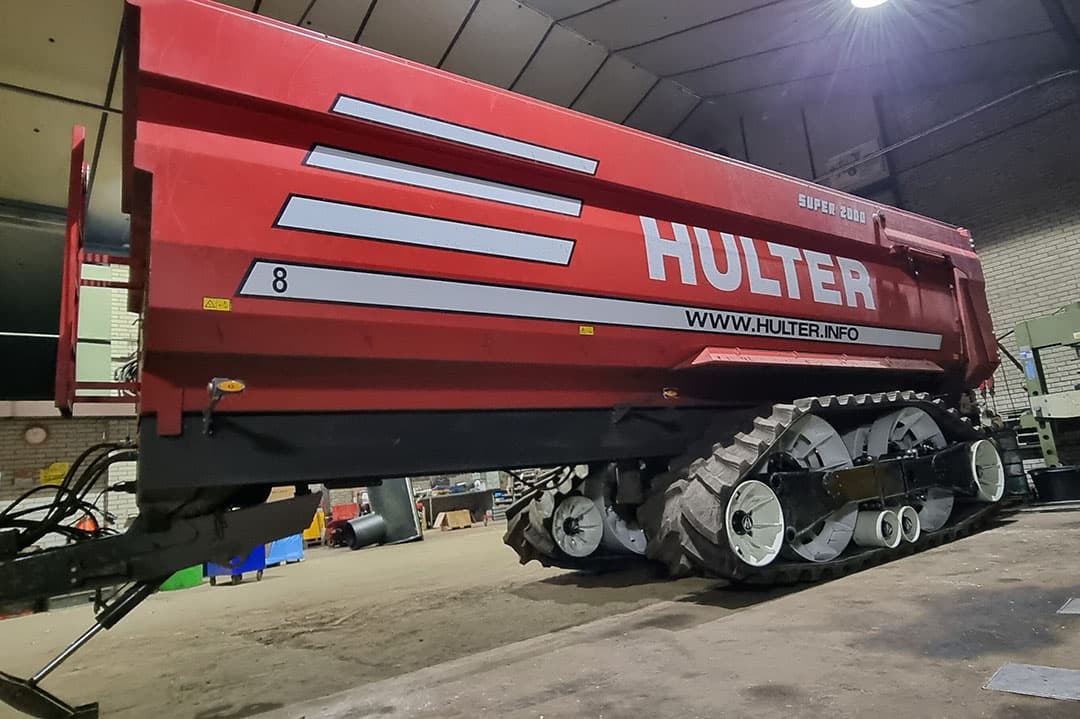 Het zou straks mogelijk zijn om in een half uur tijd de vier wielen van bijvoorbeeld een kipper, meststrooier of silagewagen te verwisselen voor twee rupsen. - Foto's: Dutch Track Solutions.