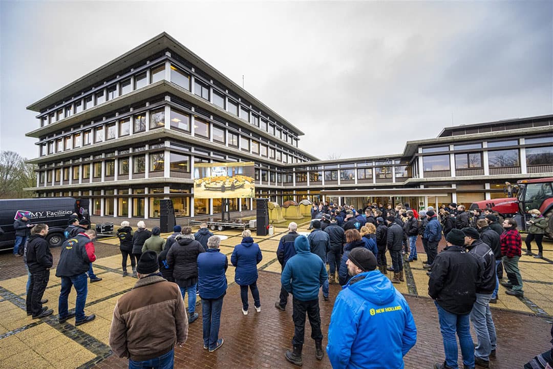 Tientallen boeren verzamelden zich bij het provinciehuis in Assen, waar een hoorzitting was. - Foto: ANP