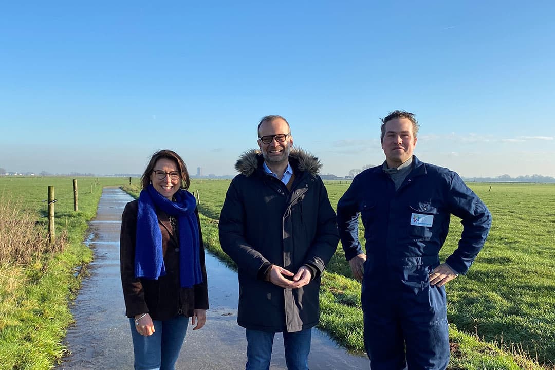 Samenwerking FrieslandCampina en Danone reduceert CO2-uitstoot. Op de foto vlnr: Simone Boitelle, Director Global Corporate Affairs FrieslandCampina, Yann-Gaël Rio, Danone's Global Vice-President voor Natuur & Landbouw en melkveehouder Edwin Daatselaar. - Foto: FrieslandCampina