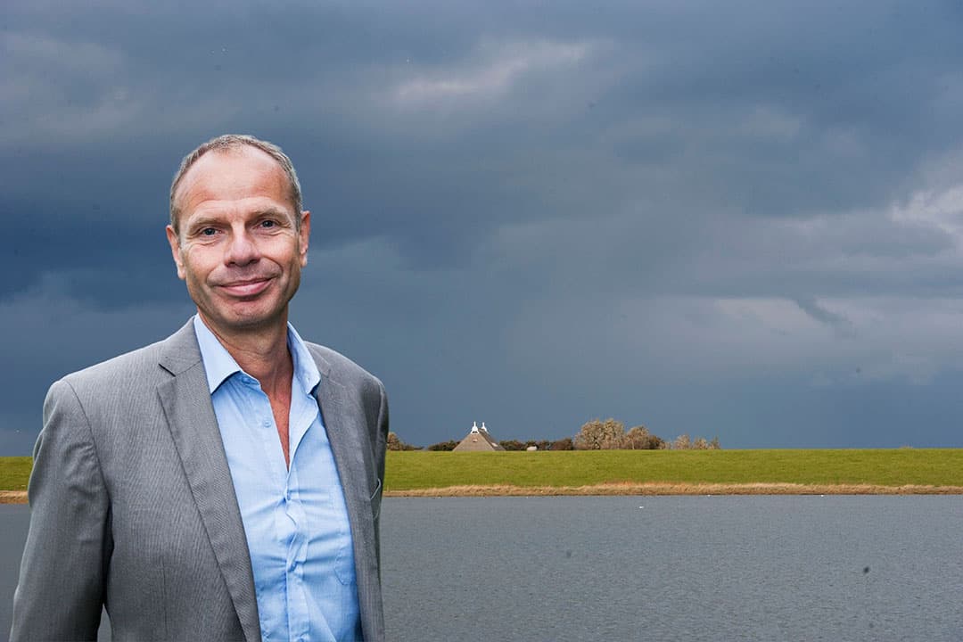 Jan Willem Erisman. Op de achtergrond Schiermonnikoog. - Foto's: Herbert Wiggerman en Canva, beeldbewerking Misset