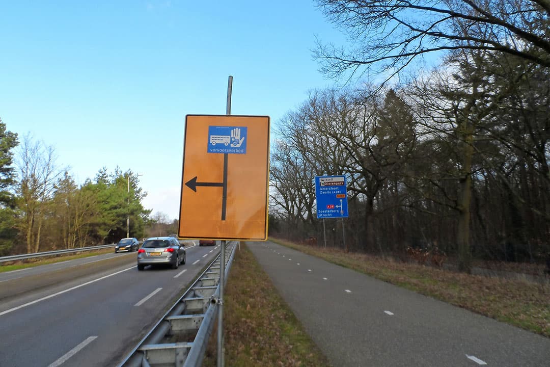 Bord bij Leusden (U.) van het vervoersverbod door de uitbraak in Ede (Gld.). - Foto: Norbert van der Werff