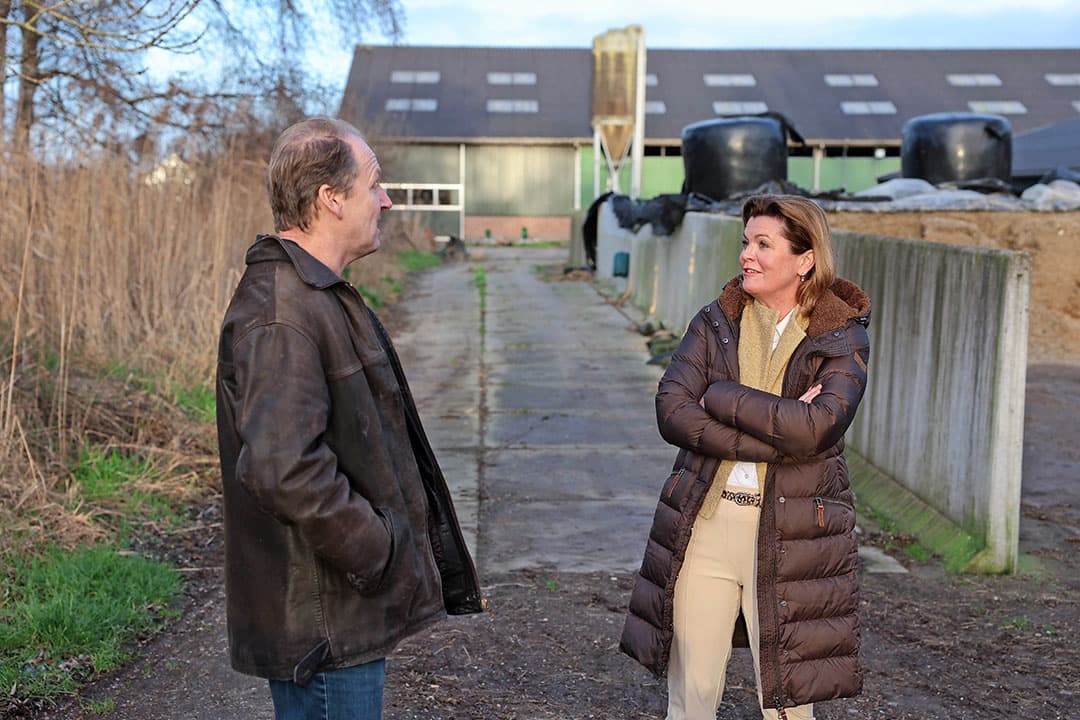 Minister Christianne van der Wal (VVD) bezoekt melkveehouder Van Oosterom in Woerdense Verlaat. - Foto: Herbert Wiggerman