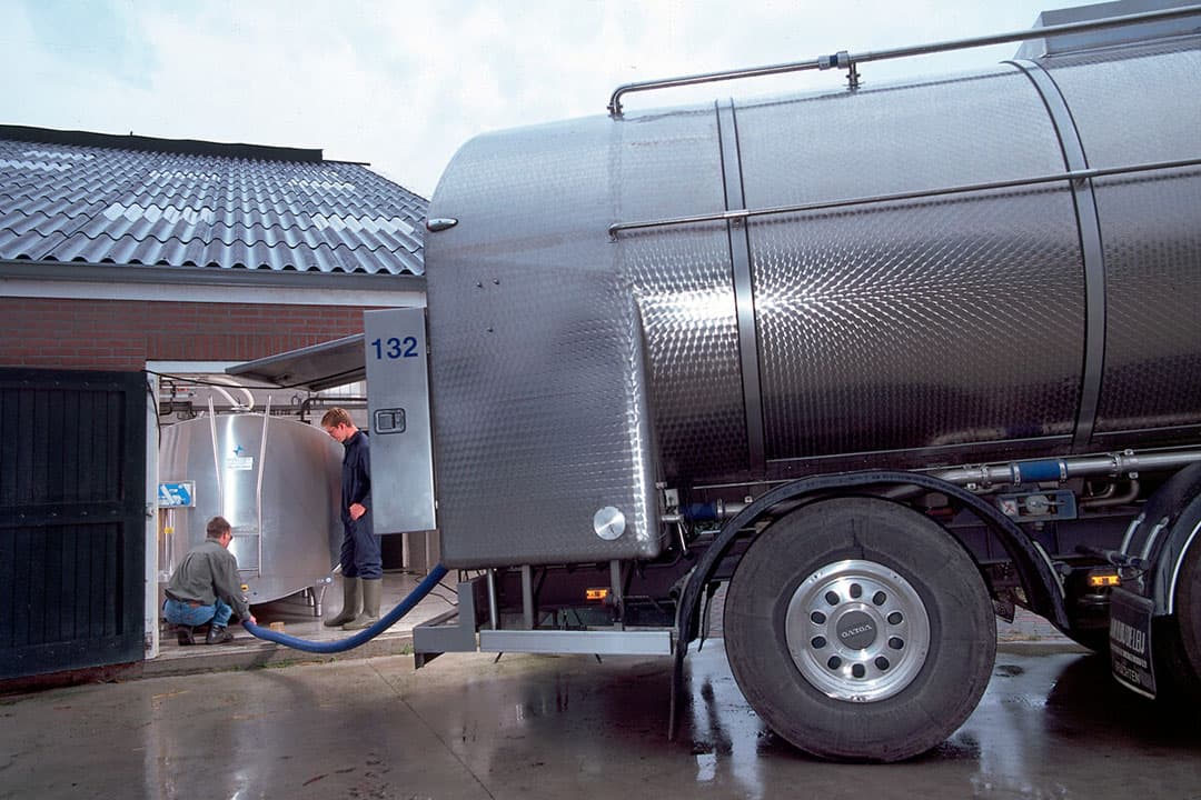 Met een melktankwagen (RMO) wordt melk opgehaald bij een melkveehouder. - Foto: Mark Pasveer