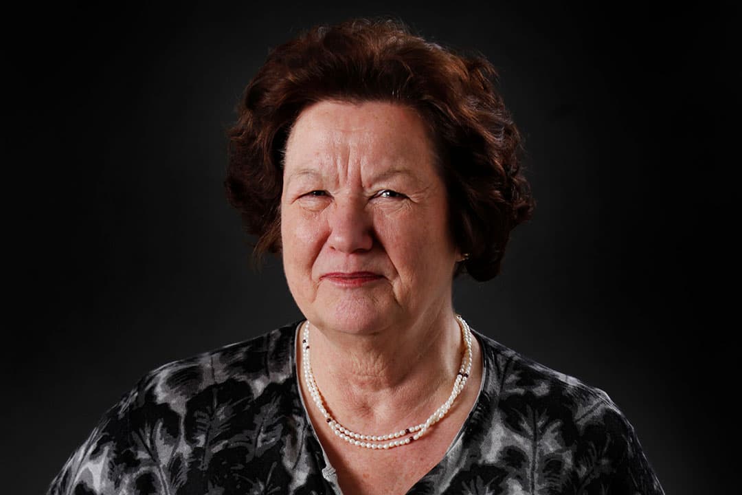 Dierenarts Johanna Fink is inmiddels gepensioneerd, maar is nog zeer actief in de sector. Vol enthousiasme geeft ze advies aan veehouders over gezonde dieren. Vanuit haar aandachtsgebied en interesse in mycotoxinen adviseert Fink de werkgroep SINS. - Foto: Studio Kastermans