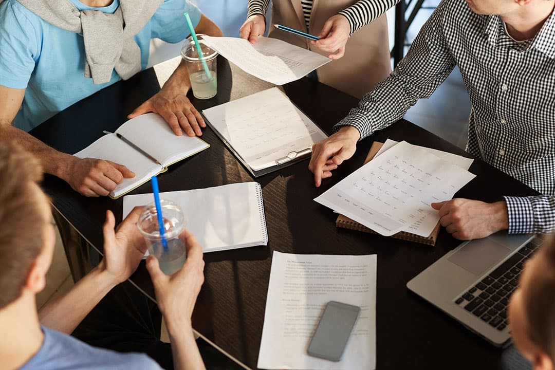 Er is een keurkorps aan bewindslieden op aparte dossiers. Wie heeft de regie op de beleidsterreinen? En wat is de slagkracht van provincies? Het is druk aan de keukentafel. - Foto: Canva