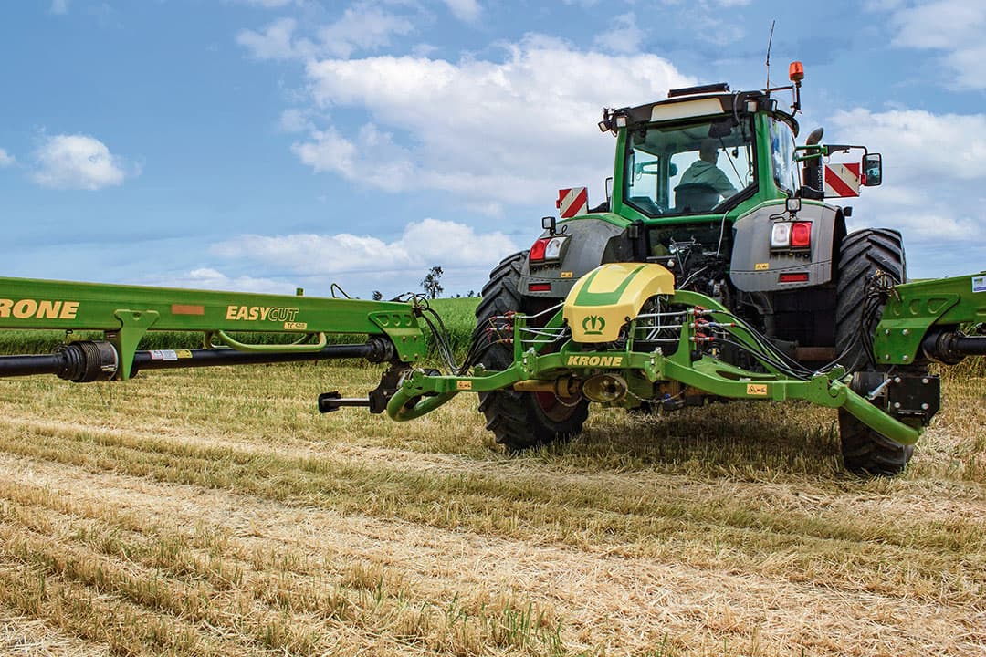 Krone ontwikkelde een koppelstuk om twee getrokken maaiers aan te koppelen. - Foto: Krone.