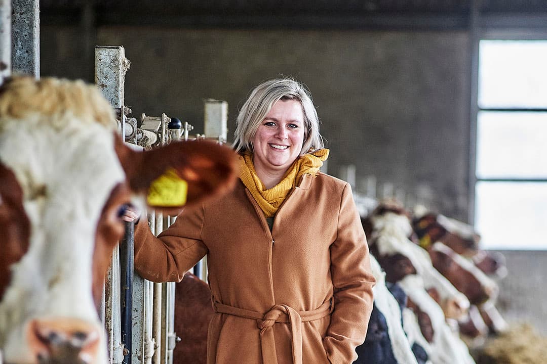 Mirjam Hanenberg-Goedkoop (36) woont in Erp (NB) en is getrouwd met Martin die een bedrijf heeft met 125 melkkoeien. Mirjam werkt zelf vier dagen per week bij FrieslandCampina als verbindingsmanager duurzame veehouderij. - Foto"s: Van Assendelft Fotografie