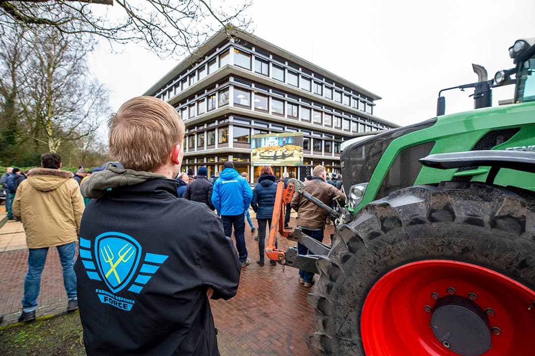 Trekkers bij het provinciehuis van Drenthe in Assen. Boeren waren aanwezig bij een FDF-hoorzitting over stikstof en vergunningen. - Foto: Anne van der Woude