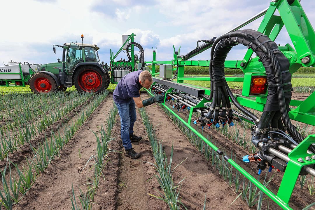 Op Vredepeel spuit proefveldmedewerker Dennis Willems de preiproeven, aangelegd voor de Landelijke Preidag op 21 oktober 2021. - Foto's: Bert Jansen