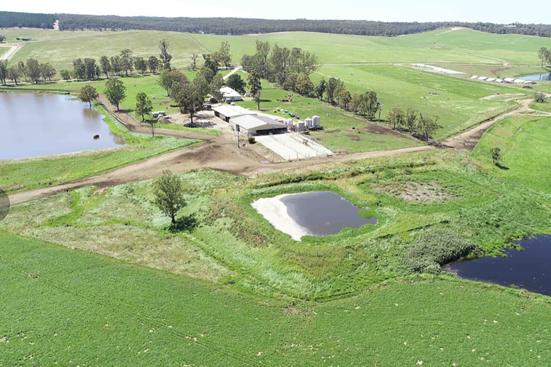 Luchtfoto van het melkveebedrijf. - Foto's: Interfarms