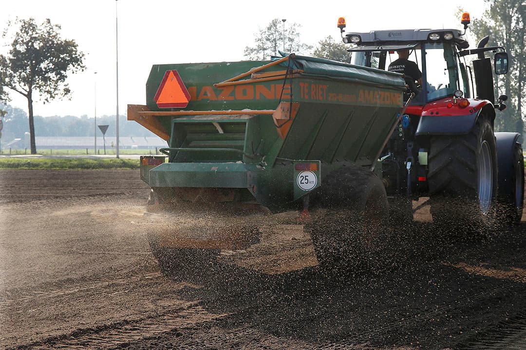 Door de opbrengsten binnen het perceel vast te stellen is er ook, zonodig plaatsspecifiek, bekalken mogelijk om de bodenkwaliteit te verbeteren. - Foto: Hans Prinsen