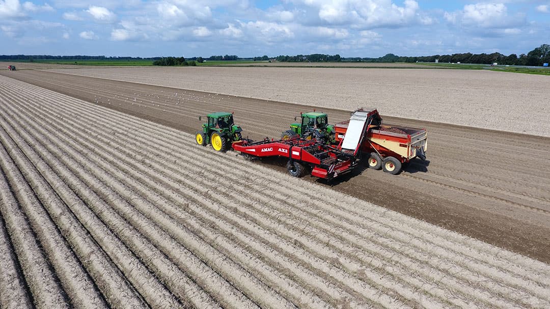 Oogst van pootgoed in de Noordoostpolder. Met plaatsspecifieke visuele opbrengstbepaling komt van elke plek op het perceel de precieze maatsortering van de knollen in beeld. - Foto: Henk Riswick