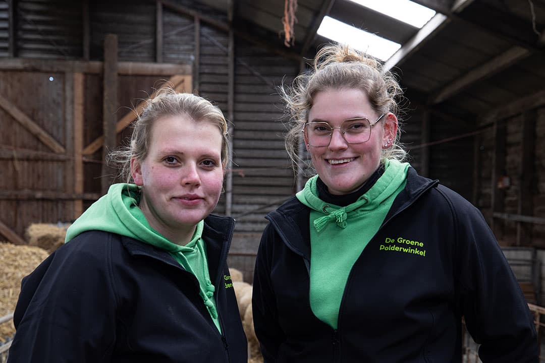 Zussen Hendrien (l.) en Willemijn (r.) Dekker hebben in het Zeeuwse Schoondijke met hun ouders een bedrijf met 20 hectare akkerbouw, schapen, vleesvee en een boerderijwinkel. - Foto's: Peter Roek