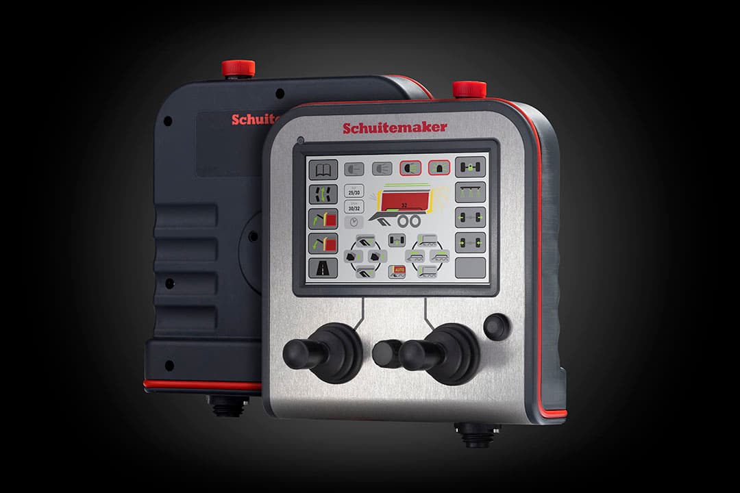 Het nieuwe bedieningsscherm van Schuitemaker heeft joystick- en touchscreenbediening en vingeruitsparingen achterop. - Foto: Schuitemaker.